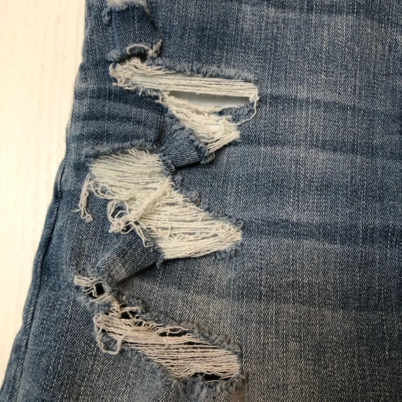 American Eagle Outfitters Women’s Size 2 Jean Skirt Next Level Stretch Ripped - Picture 2 of 6